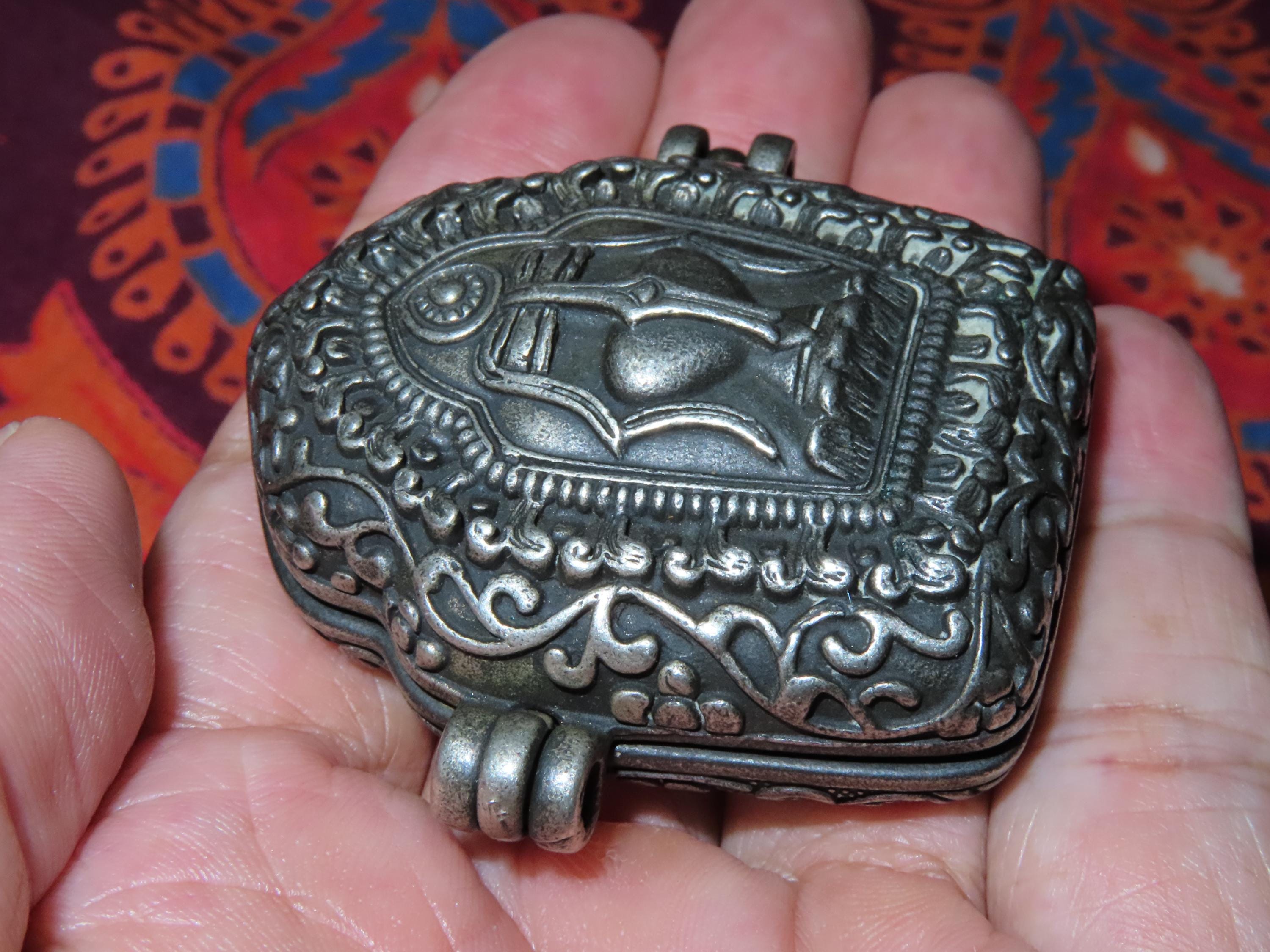 ネパール チベット仏教 白銅製 宝瓶 シンボル ガウ ボックス