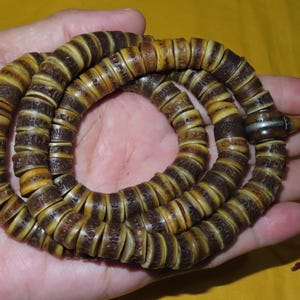 Vintage tibetisch-buddhistische 108 Mitre Cut Button Shaped Kapala Yak Bone Mala Gebetsperlen (c3)