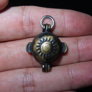 Nepal Tibet Buddhist Bronze Galsang Flower Shapped Ghau Box Talisman Pendant (m8)