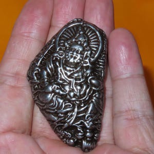 Amuleto tibetano Thokcha Hierro frío Jambhala Dios de la riqueza Placa de protección budista (w3)
