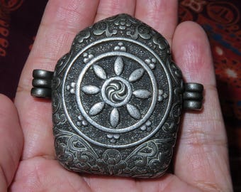 ネパール チベット仏教 白銅製 宝瓶 シンボル ガウ ボックス