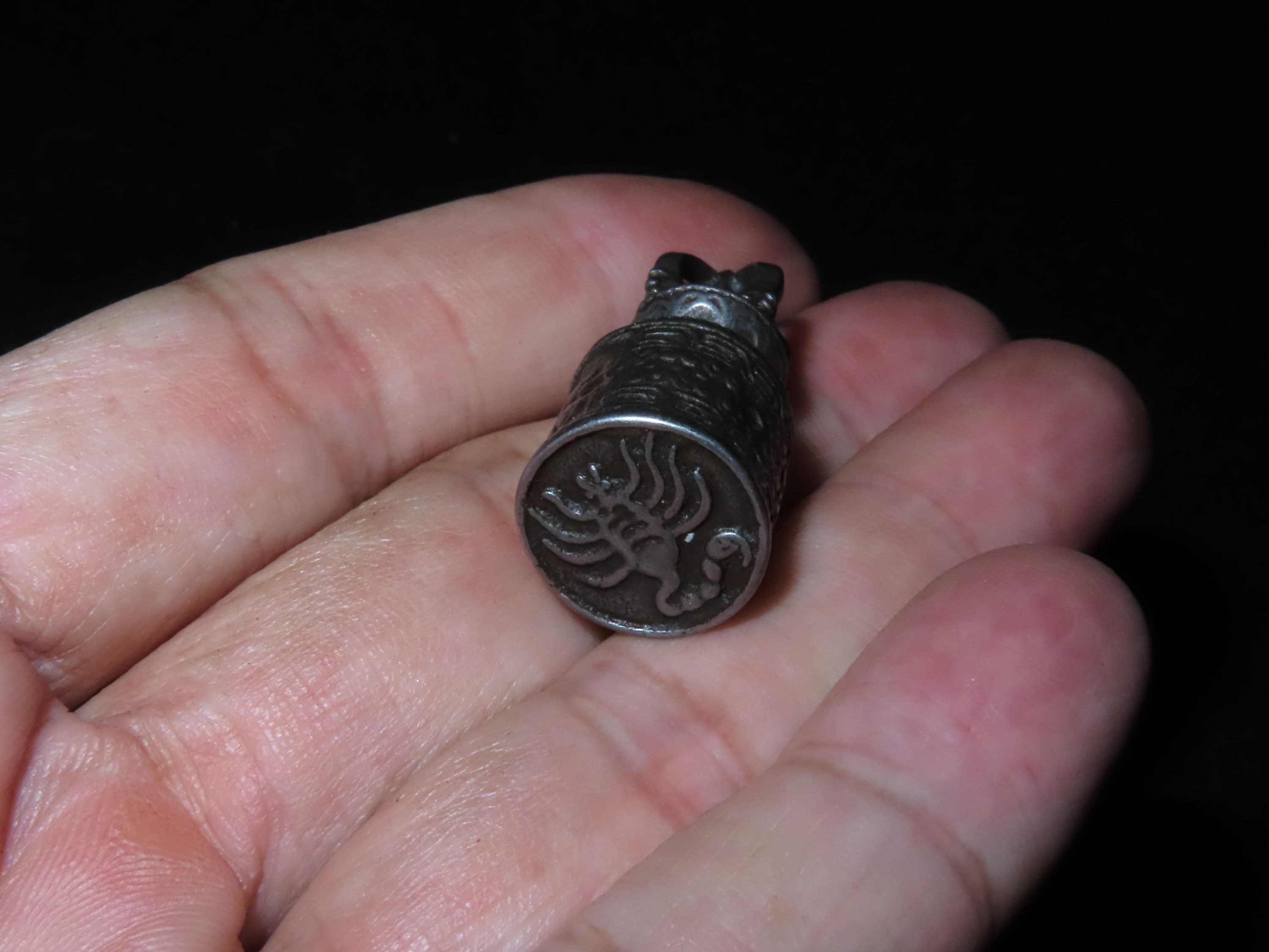 ネパール チベット仏教 冷鉄 金剛杵 印章 蠍 護符 ペンダント (l15