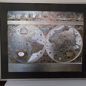 Vintage-Rahmen,Weltkarte, auf silbernem glänzendem Papier,Lateinisches Schreiben,Vintage-Objekt,Vintage-Dekoration,Vintage-Geschenk,hausgemachtes Geschenk