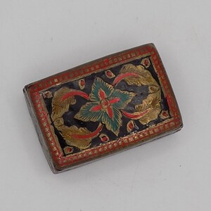 古いピルボックス、宝石箱、宝石箱、非常に古い、1800 年、金メッキ真鍮、エナメルトップ、花模様、古い贈り物、女性への贈り物