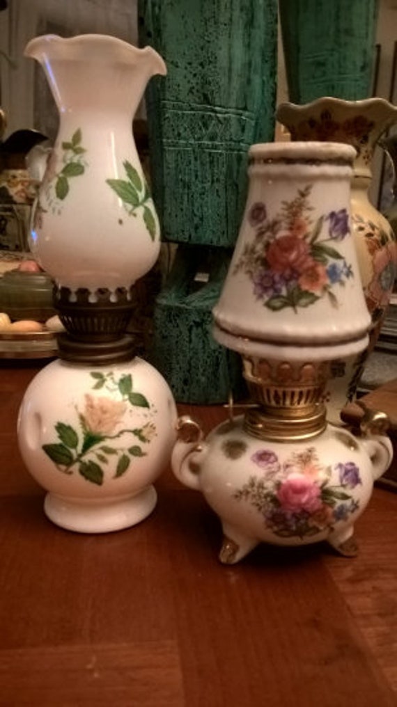 Lot de 2 lampes à l'huile,lampes vintage, en porcelaine peint,objet déco,objet cadeau,objet vintage,cadeau vintage,cadeau déco