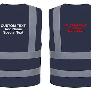 Può includere: Due giubbotti di sicurezza blu navy con strisce riflettenti. Il giubbotto a sinistra ha testo bianco che dice "CUSTOM TEXT Add Name Special Text". Il giubbotto a destra ha testo rosso che dice "CUSTOM TEXT Add Name Special Text".