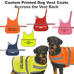 Puede incluir: Una colección de chalecos personalizados para perros en naranja, rojo, rosa, azul marino y amarillo neón. Cada chaleco cuenta con tiras reflectantes y áreas de texto personalizables. Dos figuras de Rottweiler llevan puestos los chalecos.