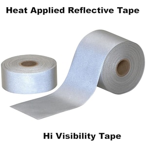 Puede incluir: Un rollo de cinta reflectante plateada aplicada con calor. La cinta está sobre un fondo blanco. El texto "Heat Applied Reflective Tape" y "Hi Visibility Tape" es visible en la imagen.