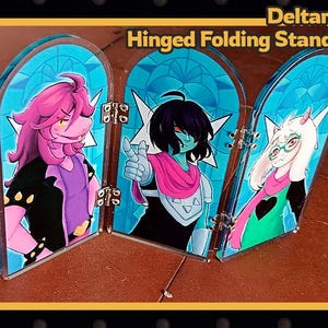 Puede incluir: Un letrero de madera hecho a mano con el texto "Welcome" en una fuente juguetona. El letrero presenta un fondo blanco desgastado y un borde marrón oscuro, perfecto para una puerta de entrada. Mide aproximadamente 30 cm de ancho.