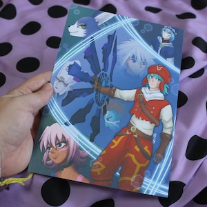 Puede incluir: Una colorida impresión de estilo anime con personajes en tonos azules, rojos y rosas. La figura central lleva un gorro y pantalones rojos, con una camisa blanca y guantes marrones. Fondo azul con líneas brillantes.