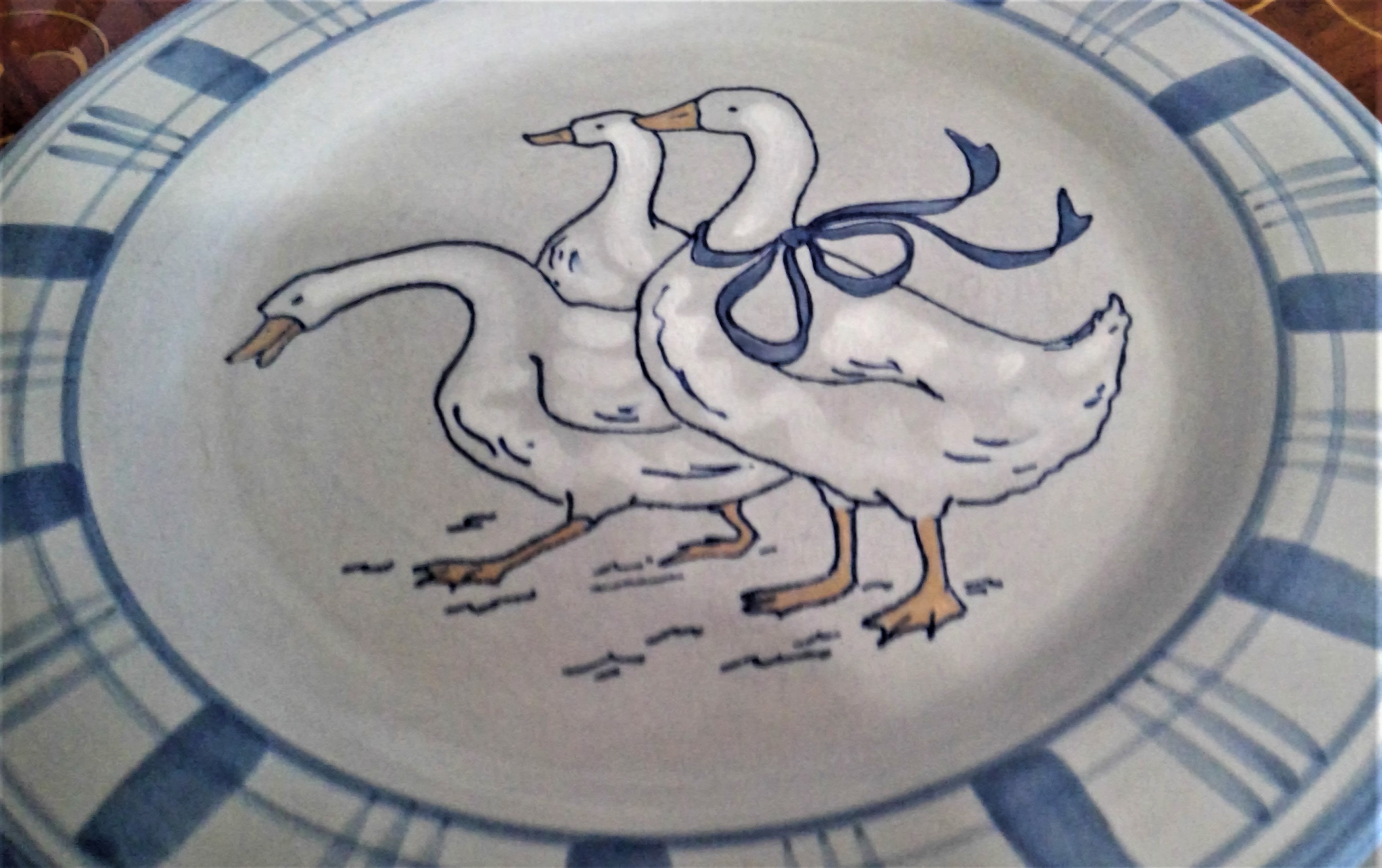 ルイビルストーンウェア 深皿 ガチョウの群れ 2 Vintage Louisville Stoneware Luncheon Plates: Gaggle of Geese