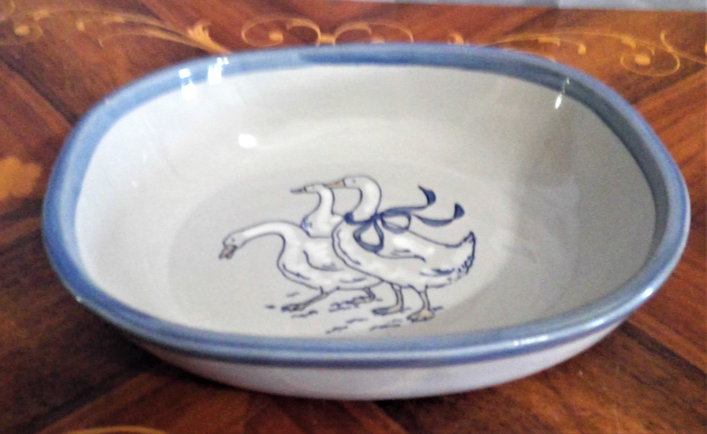ルイビルストーンウェア 深皿 ガチョウの群れ Vintage Louisville Stoneware Serving Bowl: Gaggle of Geese, Blue