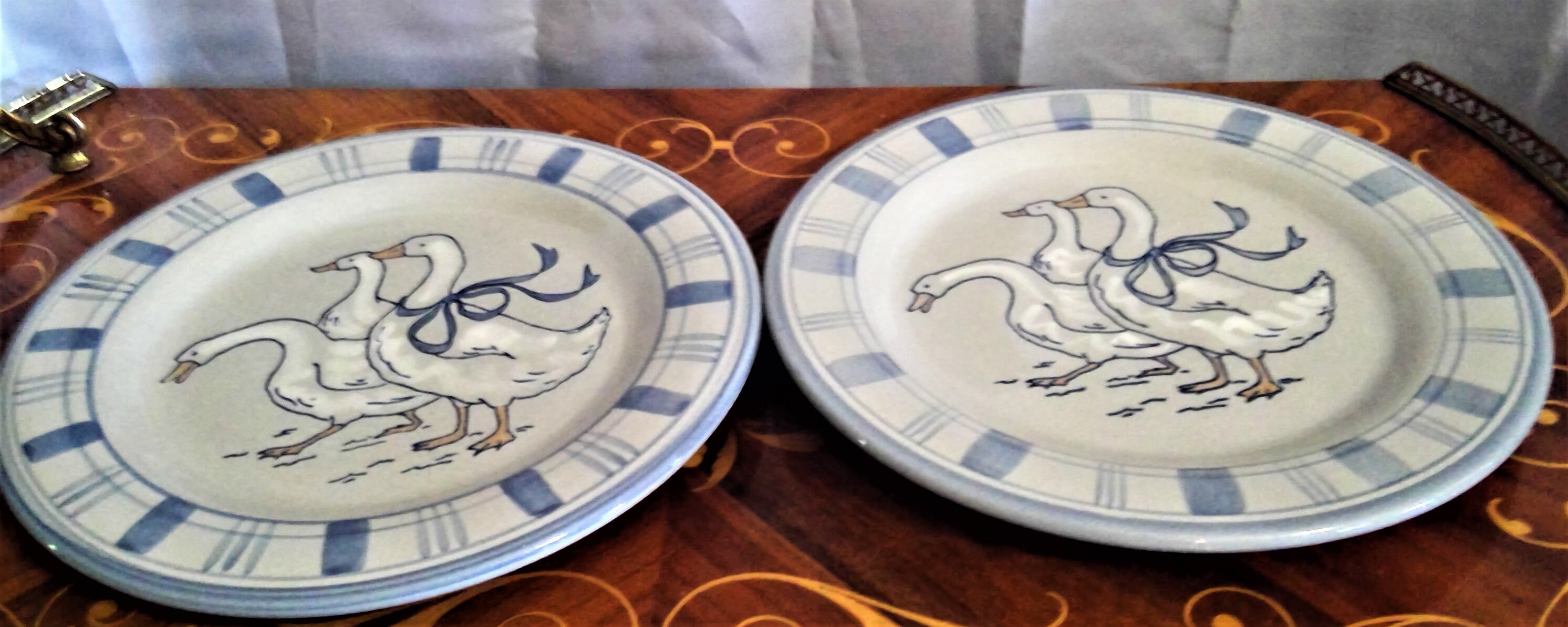 ルイビルストーンウェア 深皿 ガチョウの群れ 2 Vintage Louisville Stoneware Luncheon Plates: Gaggle of Geese