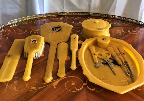 ヴィンテージ 手鏡＆コームセット Vintage Art Deco Celluloid Vanity Set: Mirror, Brush, Nail Tools