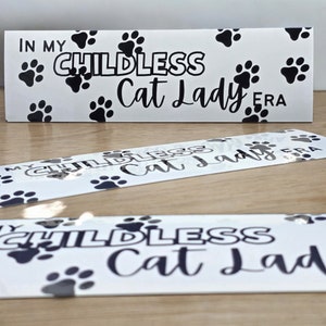 Kinderloze Cat Lady-bumpersticker - In My Childless Cat Lady Era - tijdperken autosticker 3&quot; x 10&quot;