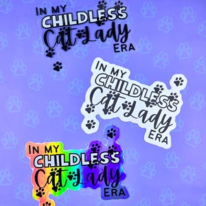 Sticker kinderloze kattenvrouw - In My Childless Cat Lady Era - mat glanzend holografisch 3&quot; x 2,61&quot;