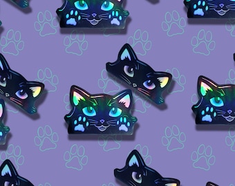 Puede incluir: Un patrón repetido de gatos negros con acabado holográfico iridiscente que asoman por la parte superior de la imagen. Los gatos tienen ojos azules y se muestran con las patas levantadas. El fondo es de color morado claro con un patrón repetido de huellas de patas.