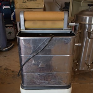 Vintage Monitor Wringer Washer Model 8165 1950s Rolling Electric Washing Machine
