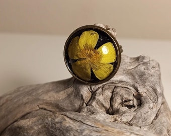 Buttercup ring with real buttercup flowers, flower jewelry, real dried flowers in resin, resin jewelry
