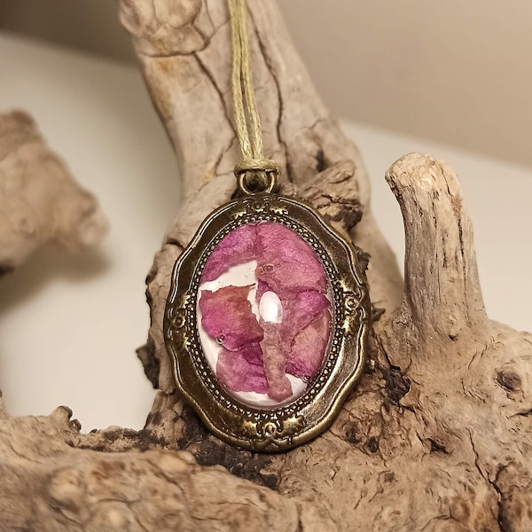 Rose - Anhänger mit echten Rosenblütenblättern, Blütenschmuck, echte Blüten in Resin, Resin-Schmuck