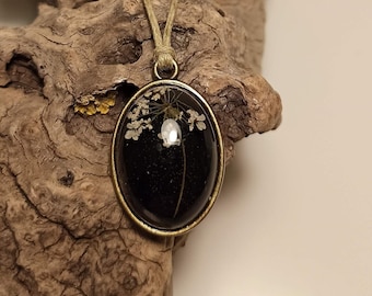 Meadow parsley - pendant with real flowers of cow parsley, flower jewelry, real flowers in resin, resin jewelry, Queen Anne's Lacee