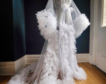 Ruffled tulle bridal,robe with train