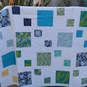 Handmade Coastal Pebble Path Quilt: Blue & Green Floral Design (92&quot;x67&quot;)