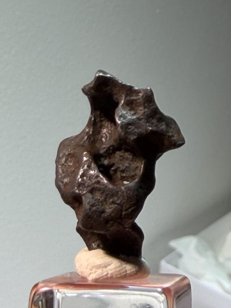 Météorite de SERICHO (Kenya) en lévitation