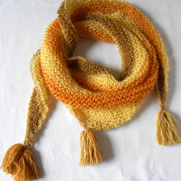 Foulard-chèche tricoté main en laine dans un dégradé de jaune, orange et marron clair