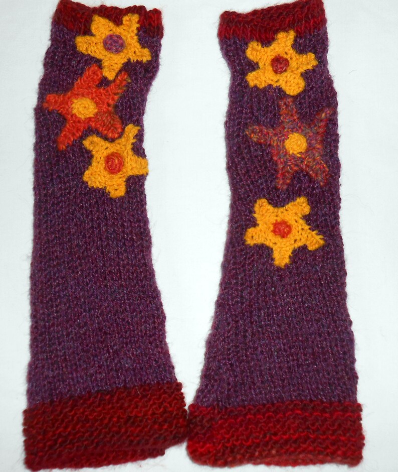 Mitaines-manchettes hautes en laine de couleur prune décorées de grosses fleurs image 5