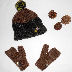 Cappello e guanti bambino 6-8 anni in lana nera e decoro foresta marrone - Cappello e guanti bambino 6-8 anni in lana nera e marrone