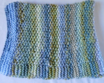 Couverture bébé en laine dans les tons bleu, blanc, gris et vert