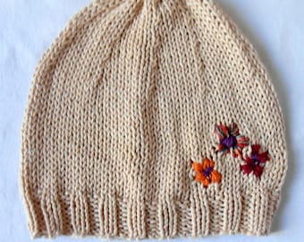 Ecru cotton hat embroidered with flowers.