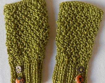 Pistachio green openwork cuff mittens