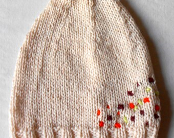 Bonnet en laine et coton biologiques de couleur blanc cassé décor broderies multicolores