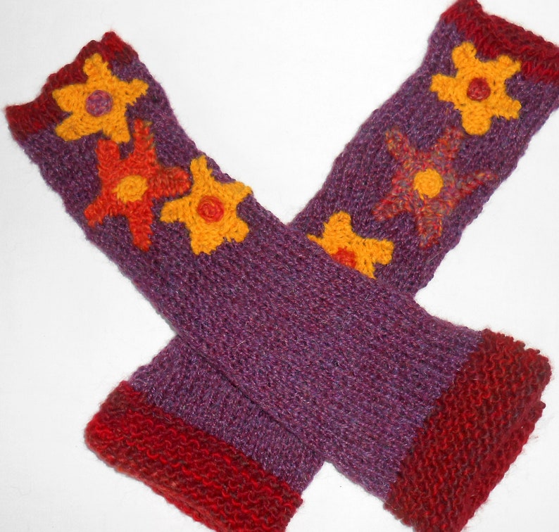 Mitaines-manchettes hautes en laine de couleur prune décorées de grosses fleurs image 2