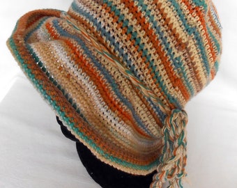 Chapeau en coton au crochet dans les tons beige, marron et bleu.