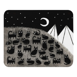 Può includere: Un'illustrazione stravagante con numerosi gatti neri con occhi luminosi su uno sfondo di cielo notturno. Il design include una luna crescente, stelle e piramidi stilizzate, creando un'estetica giocosa e spettrale.