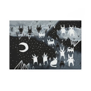 Puede incluir: Una ilustración en blanco y negro de un cielo nocturno con una luna creciente y estrellas. Hay muchos gatos blancos con diferentes poses y algunos gatos negros con alas. Los gatos están sobre un fondo negro con montañas blancas en primer plano.