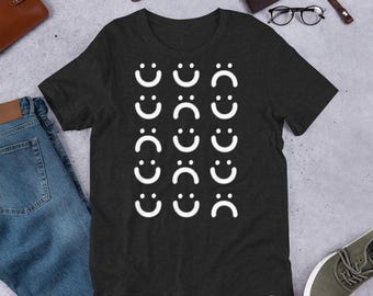 CAMISETA DE CORTE RECTO Cara triste y feliz Ropa de calle Gótica Punk Emoji sonriente Divertida Linda Kawaii Gótica Extraña Brujería Oscura Academia Arte pop