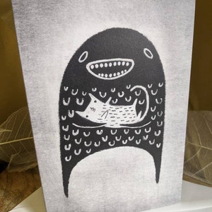 PREMIUM GRUßKARTE Monster und Katze Folk Art Karte skurrile Illustration Weird Stuff Niedliches Einzugsgeschenk Geburtstagsgeschenk Schrullige Kunst Goth Kitty