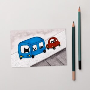 4x6 IMPRESSÃO DE ARTE CARTÃO POSTAL Preso atrás de um ônibus Gato preto Tráfego da cidade Carro Arte popular Presentes para amantes de gatos Ilustração Inauguração de casa Presentes engraçados de aniversário