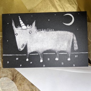 BIGLIETTO DI AUGURI PREMIUM Strano unicorno Cavallo Arte popolare Illustrazione stravagante Cose strane Inquietante Carino Casale Regali di compleanno Biglietti eccentrici