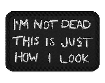 IRON ON PATCH Not Dead Goblincore gothique esthétique Dark Academia Sorcière drôle cadeau d'anniversaire Weirdcore Goth Punk Emo humour alternatif morts-vivants