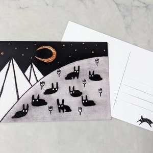 10 x 15 cm Kunstdruck Postkarte Schwarzes Kaninchen Mond Folk Kunst skurril skurril Einweihungsparty Goth Geburtstagsgeschenk Cottagecore Häschen Penpal Geschenk