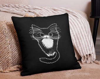 Puede incluir: Ilustración en blanco y negro de un lindo gato de dibujos animados con ojos grandes y un bigote blanco sobre una almohada negra.