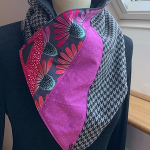Scarf collar in gray, black, mauve and pink fabric