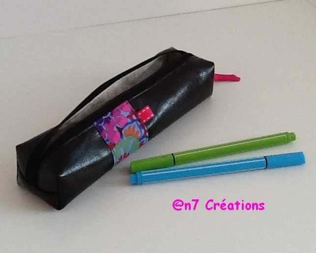 Trousse d'écolier en Skaï Marron Foncé et Un Tissu à Fleurs