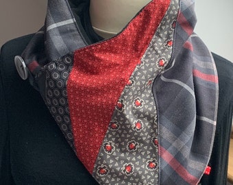 Col-écharpe à carreaux gris et rouge