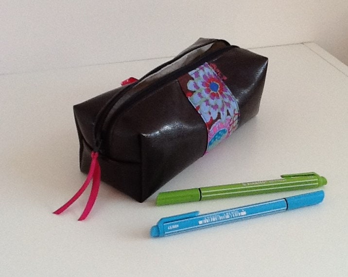 Grande Trousse en Skaï Marron, avec Un Tissu Fleuri